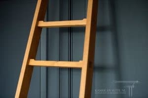 Massie eiken houten ladder bij boekenkast op maat gemaakt